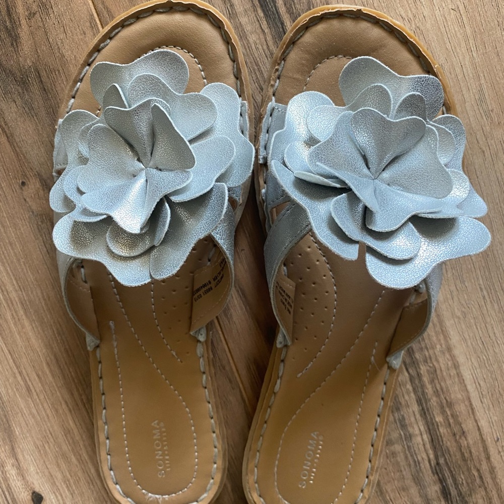 Like new Sonoma sandals with silver flower accent. Size 6